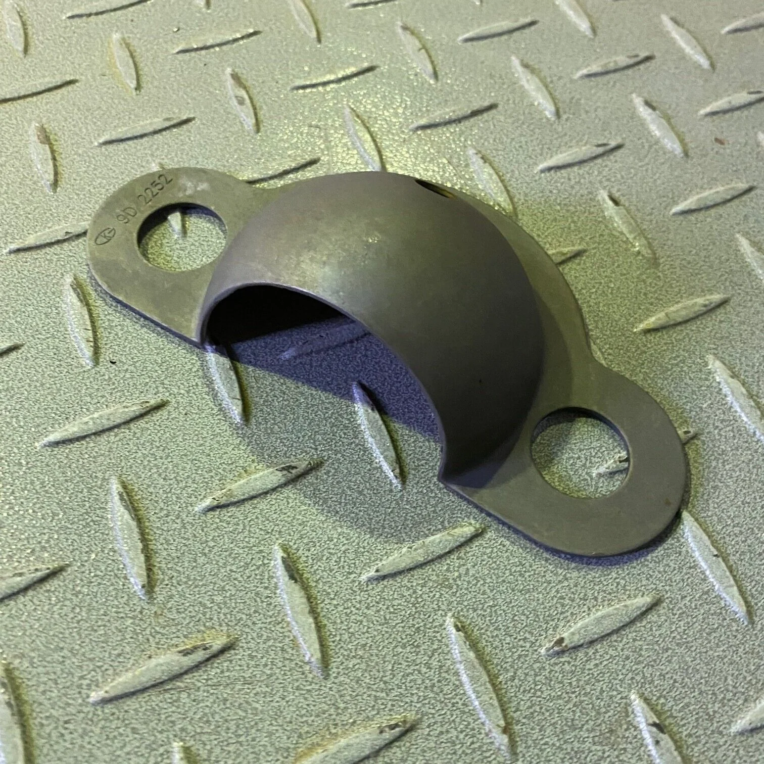 9D2252 - INSERT, CYLINDER MOUNT (3080541) - $