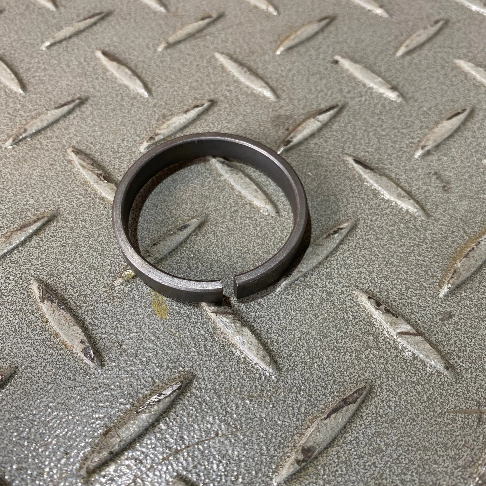 6Y0469 - RING, RETAINING - $4.00+GST EA