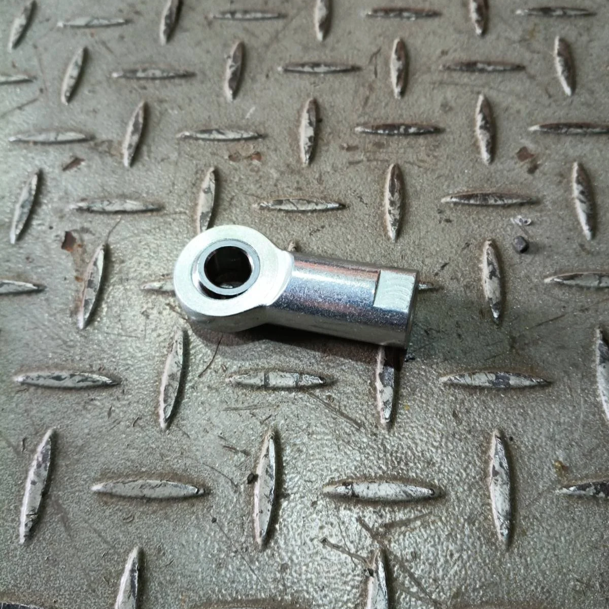 4D4065 - ROD END, SPHERICAL - $32.00+GST EA