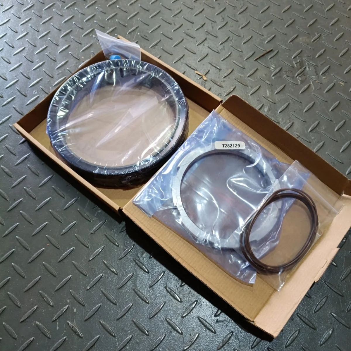 AT388624 - KIT, MAIN FACE SEAL - $2150.00+GST EA