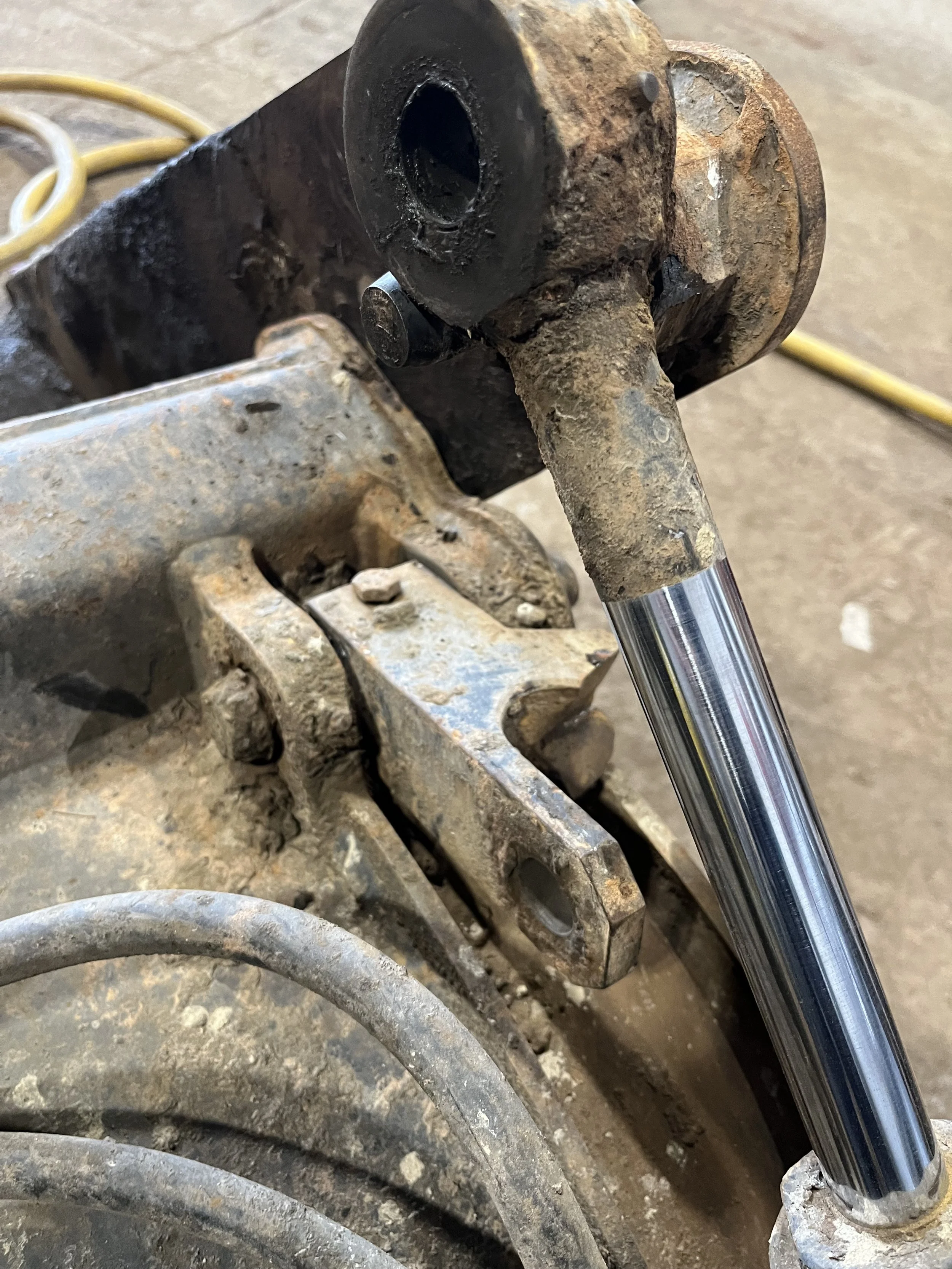 On site repair to a ram mount on a 2CX clamshell digger bucket