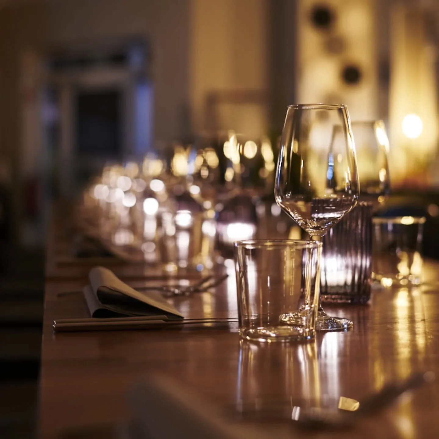 Letzte lange Tafel des Jahres 2024
Vom 28.-30. Dezember 2024 bieten wir Euch zwischen den Jahren einen Abend mit französischen Klassikern. Genießt ein 4-Gang Menü mit französischer Zwiebelsuppe, Ente à l’orange, K&a