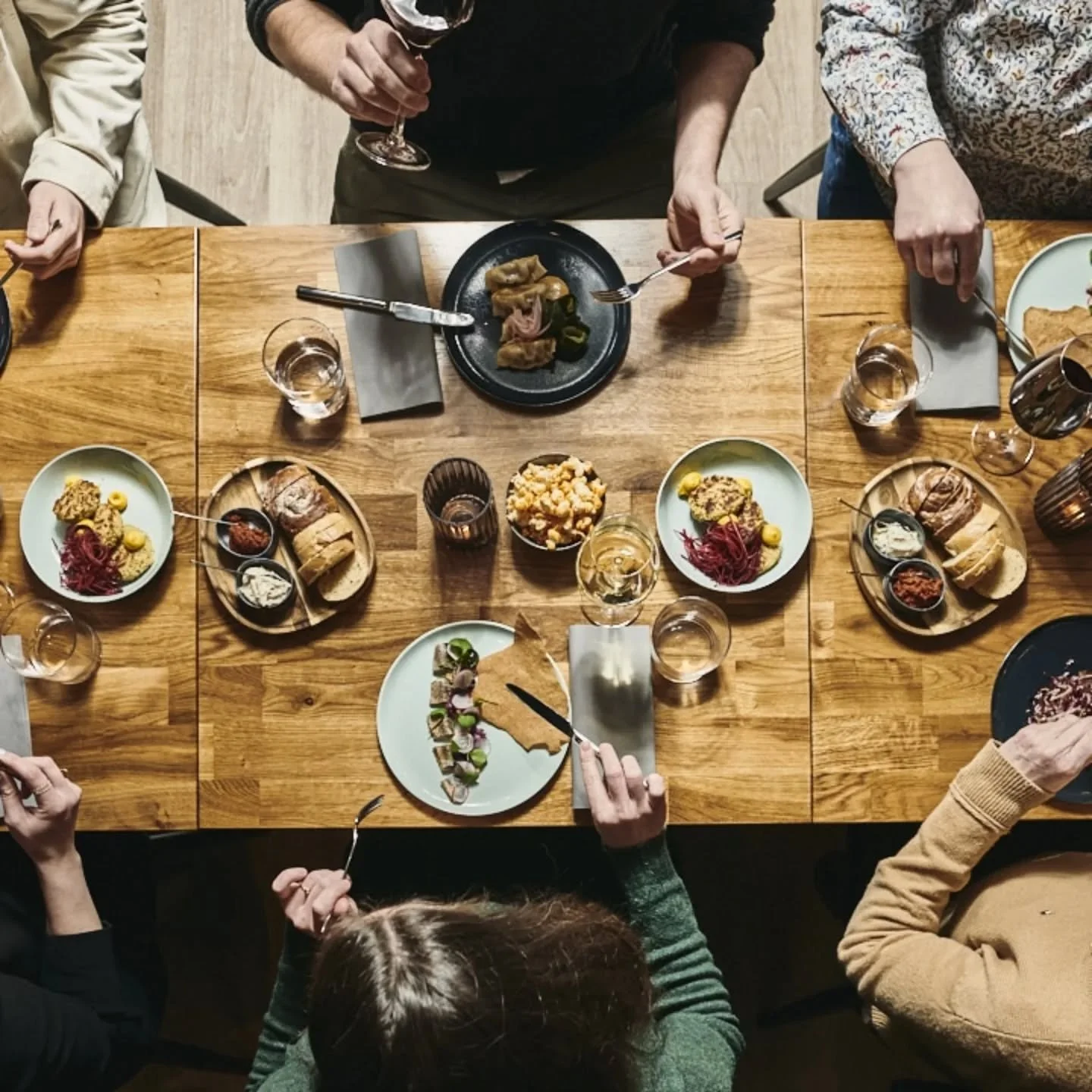 Golden Bubbles & Greasy fingers, mit diesem Motto findet bei uns vom 29.10.-01.11. die nächste lange Tafel statt. Es wird ein Abend mit den leckersten Gerichten, die die fast & comfort cuisine zu bieten hat. Für den 29.+30.10. sind