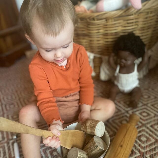 🧺 T R E A S U R E  B A S K E T S 🧺 
Treasure baskets come from the concept of Heuristic Play- a term attributed to child psychologist Elinor Goldschmeid in the early 1980's. 
The idea is to provide babies with a variety of everyday objects that are