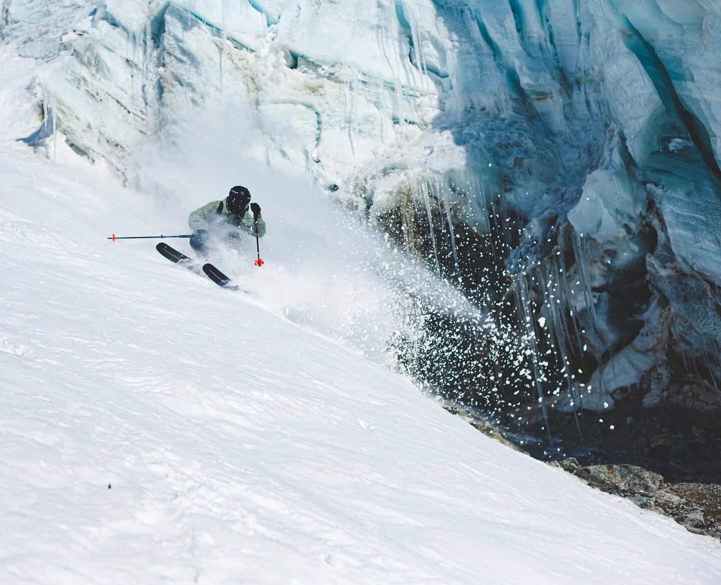 Pas loin des entrailles bleut&eacute;es 
&bull;
&bull;
&bull;
#courmayeur #skyway #wedze #freeskiing #glacier #freerideskiing #backcountryskiing #iceicebaby #blueice #lesothers #lesexplorateurs