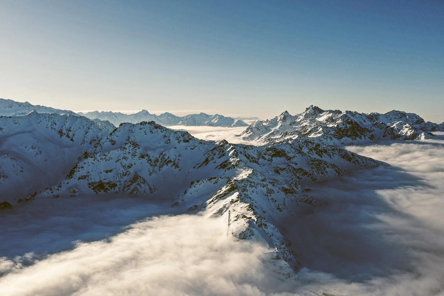 Prendre un peu de hauteur 
&bull;
&bull;
&bull;
&bull;
#les7laux #belledonne #alpes #lesothers #thefrenchoutdoors #droneshots #bealpine #travelneverends #lesexplorers #freshairclub