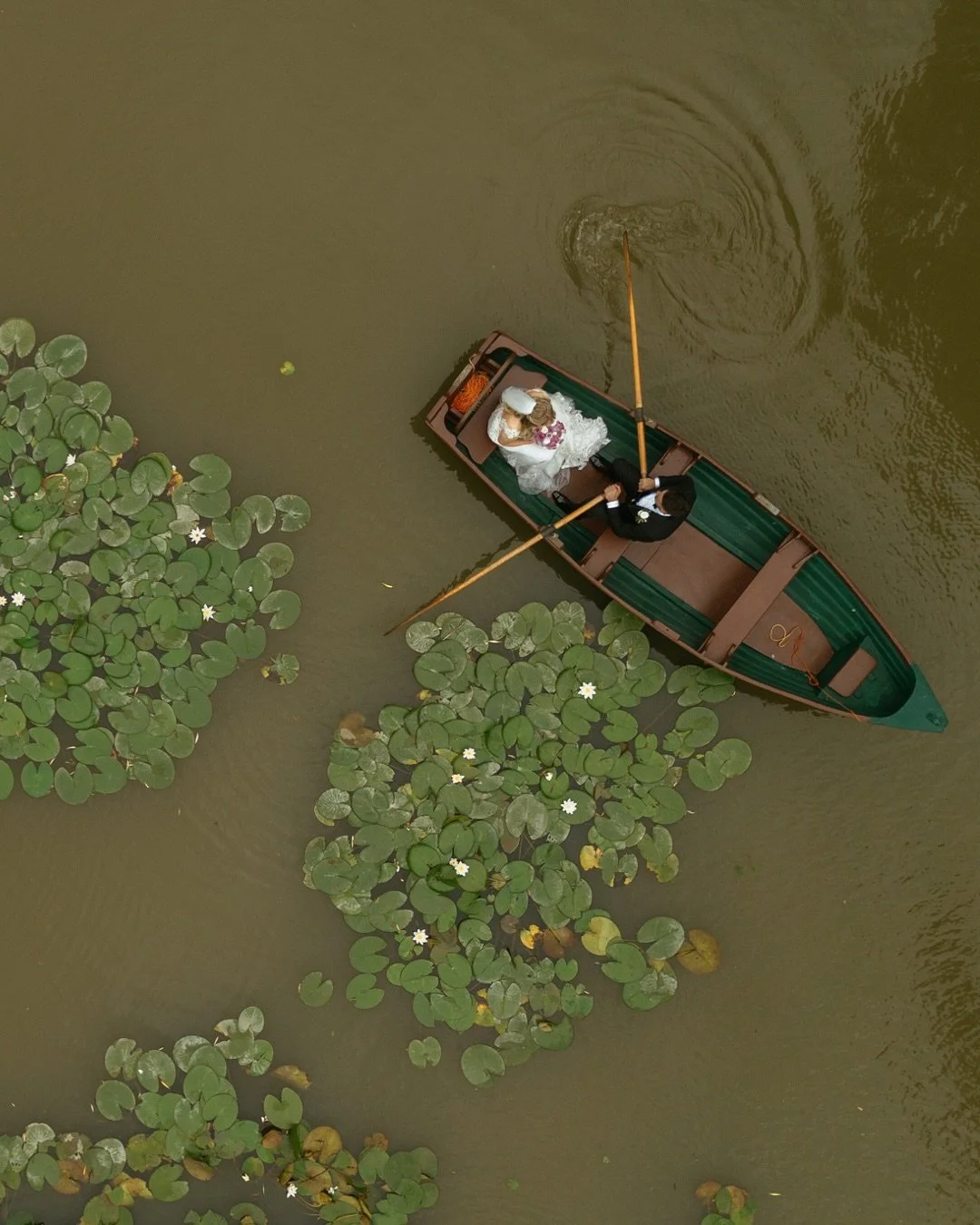 Some gorgeous moments from Nicola and Bens wedding day.

Venues: @ruddingparkhotel 
Dress: @scarletpoppybridalboutique 
Suit: @suitonesuitall 
MUA: @frankiefalkingham 
Hair: @hairbykelsey_1 

#ruddingparkwedding 
#weddingeditorial #modernwedding #wed