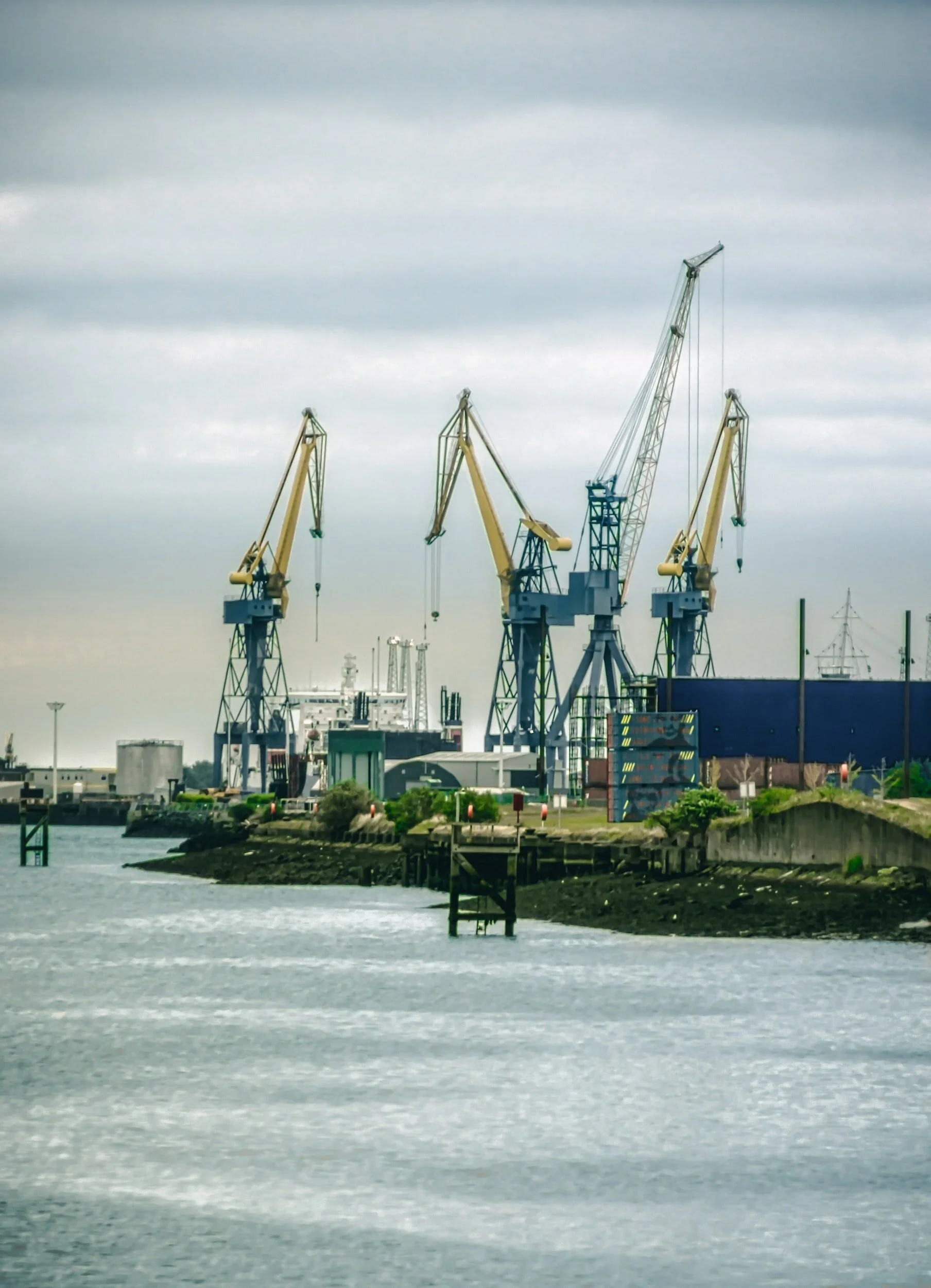 Shipyard staffing at maritime port