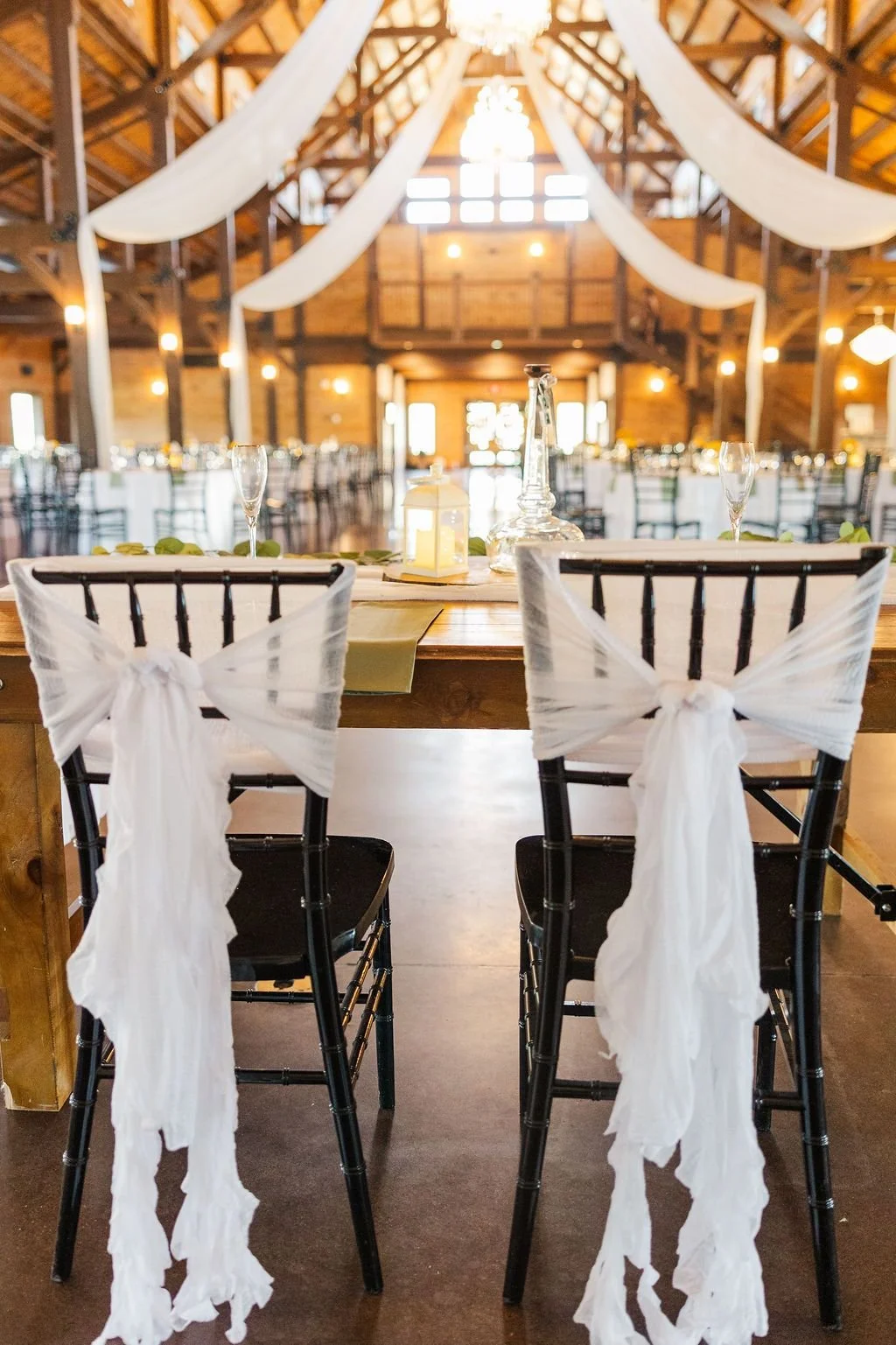 Located a short distance from Cincinnati, Hanover Reserve offers luxury lodge vibes, outdoor ceremonies with pond & fountain views and accommodations for up to 400 wedding guests.