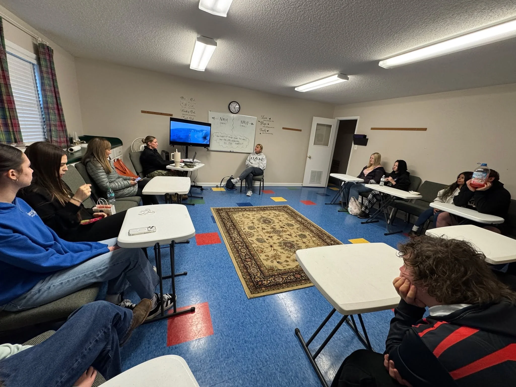 Jacob&rsquo;s Ladder Seniors welcomed a special guest speaker last week! 🇺🇸
Chief Jenn Edwards shared about her time in the Navy, and students played &ldquo;Navy or Nah&rdquo; while learning the facts about enlistment requirements, career opportuni