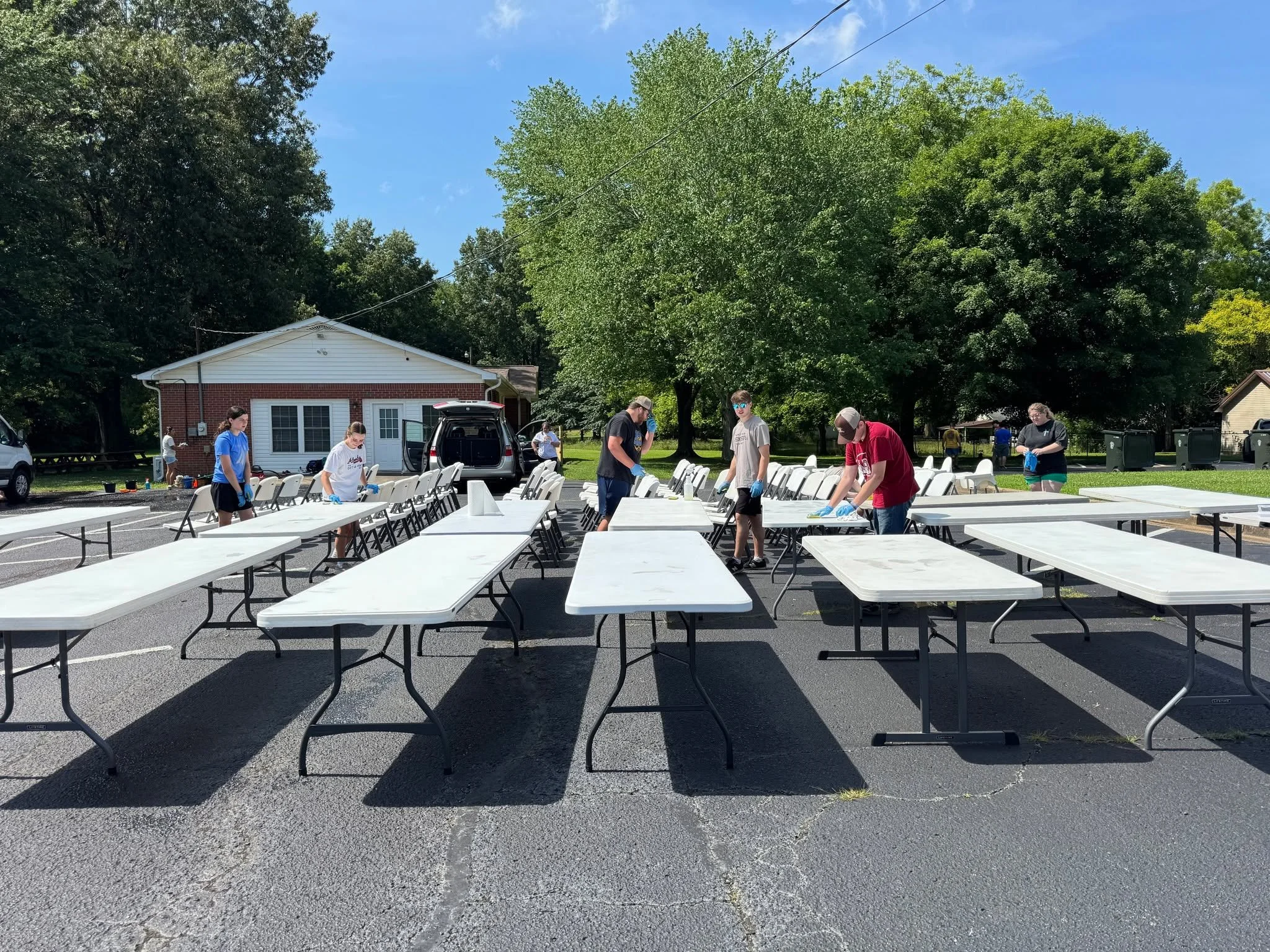 THANK YOU to the Huntsville Handsfree Workcamp! ❤️
These amazing teenagers traveled all the way from Florida to serve our community, and we are so grateful for their willingness to jump in and help wherever needed.
They painted a brand new Four Squar