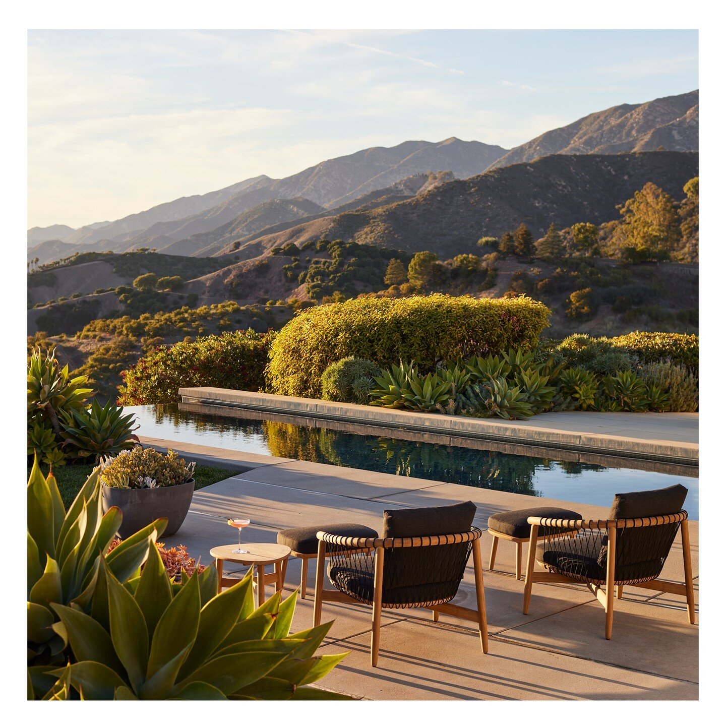 Wishing we could transport to these fabulous settings and celebrate Cinco de Mayo in style 🌵😎🍹 Cheers to great outdoor living and the festive spirit of the day! 

. . . 

#cincodemayo #fiesta #hermanmiller #knoll #millerknoll #millerknolldealer #t