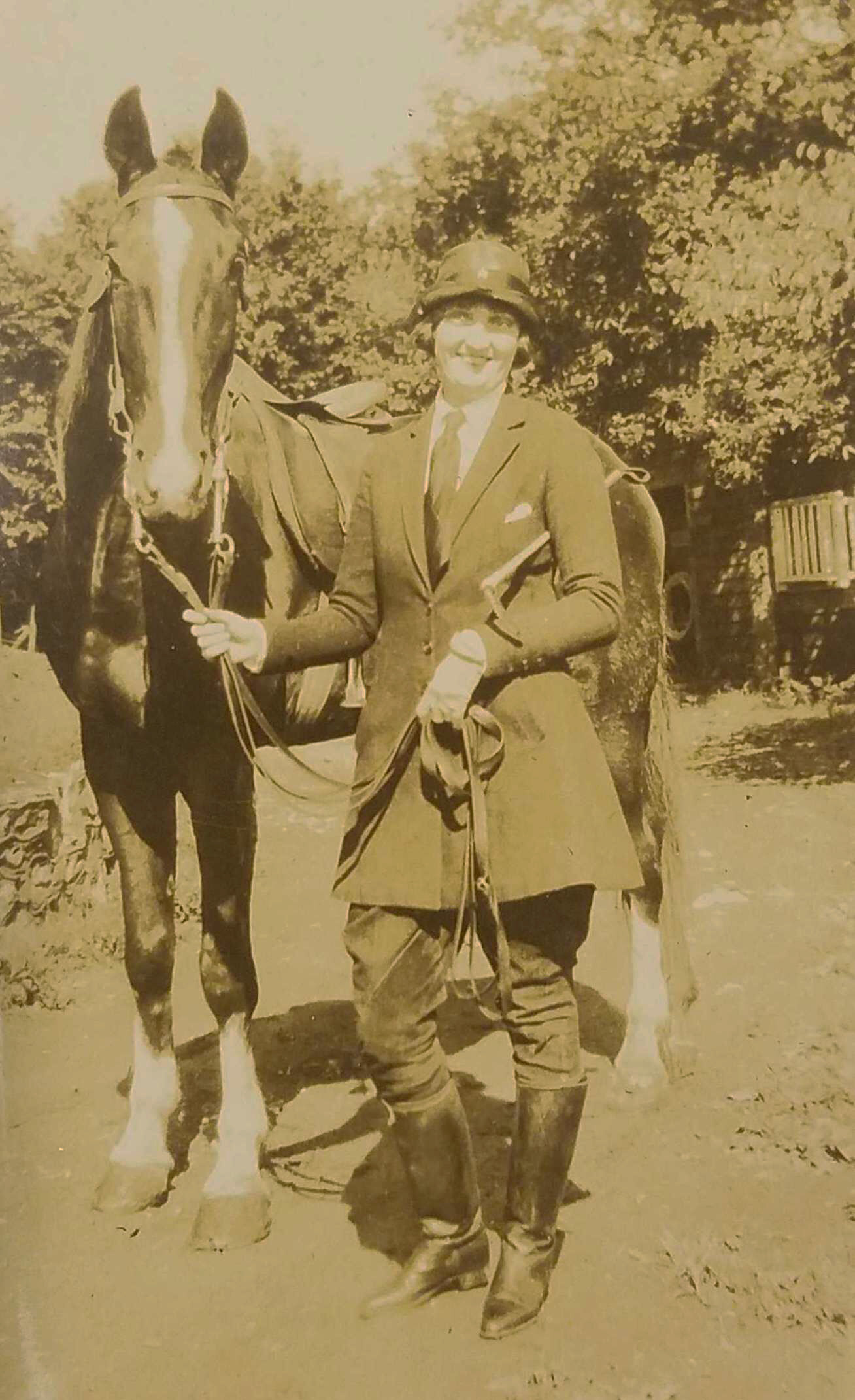  Marjorie Daingerfield with a horse, n.d. Private Collection. 