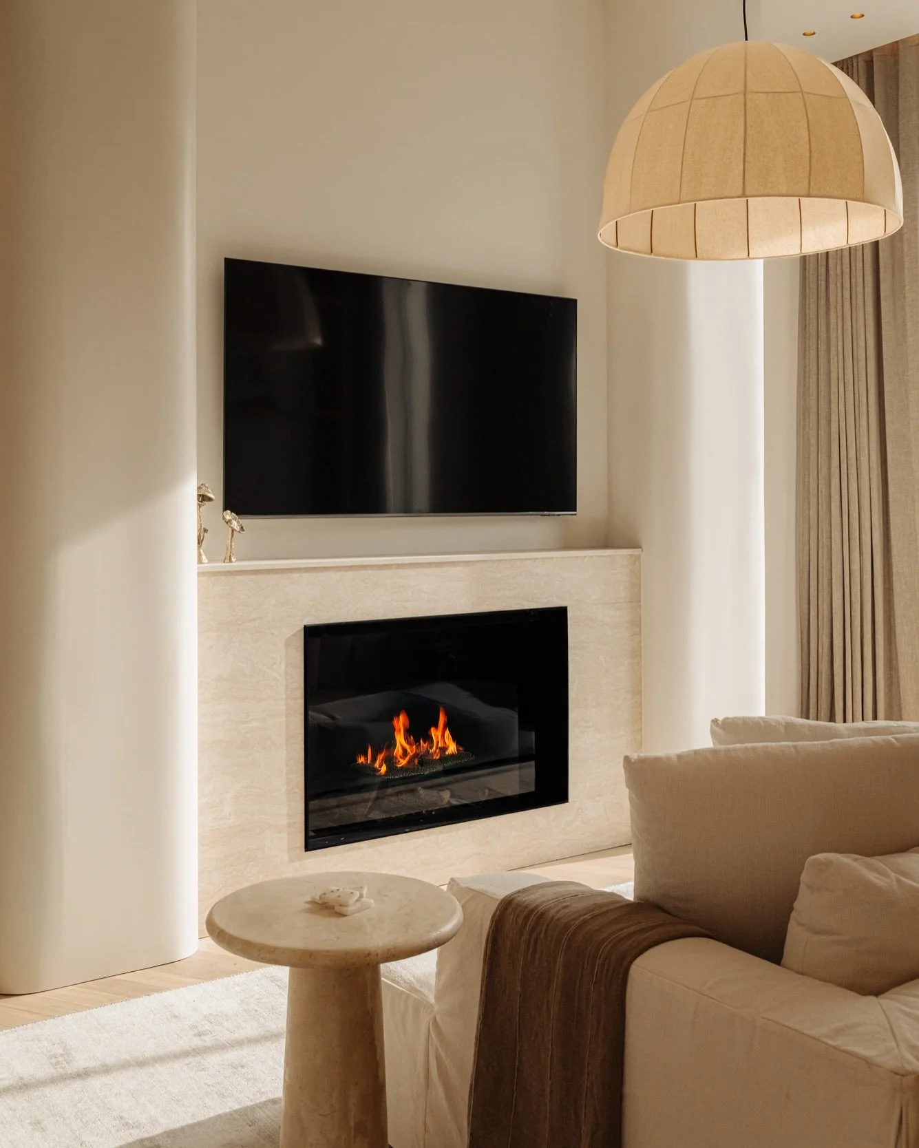 Project VE I Natural light combined with carefully considered lighting creates a warm and inviting atmosphere. For us, it&rsquo;s all about finding the right balance between functionality and feeling, where every detail contributes to a space that fe