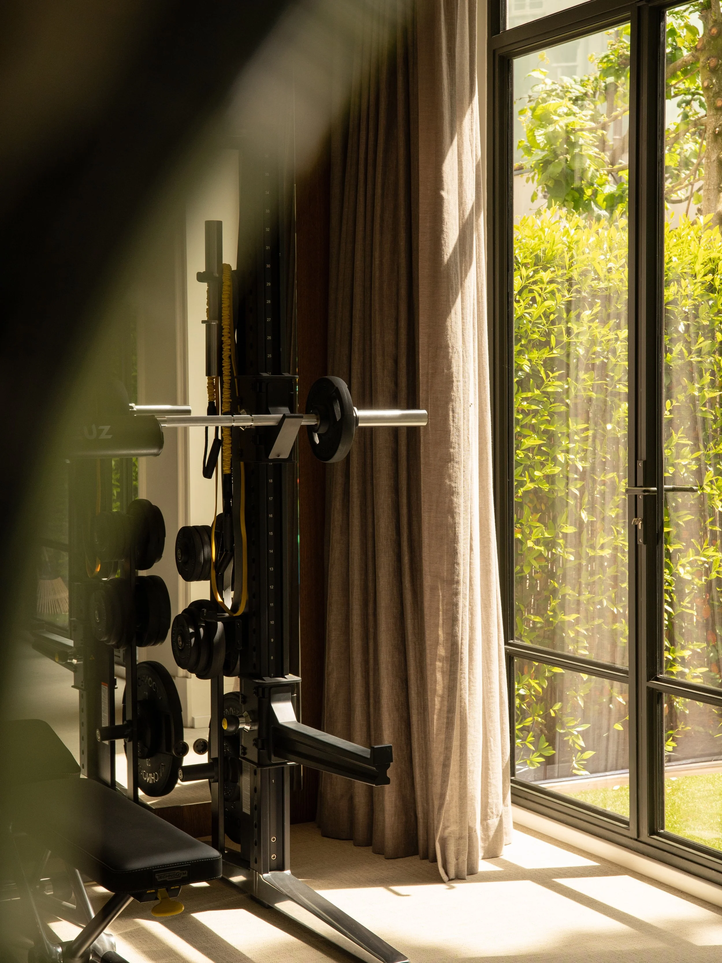 A home gym designed to bring balance and tranquility into everyday life. Natural materials, warm walnut details and a calming atmosphere create a space dedicated to relaxation, recovery and well-being.