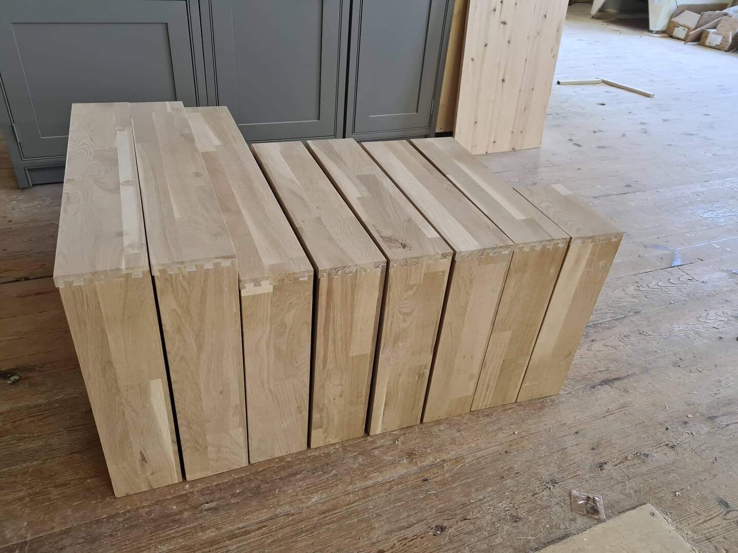 Busy week after the Bank Holiday! 🌞 

Dovetail Oak drawers ready to be mounted on  soft close runners. 

What plans do you have for renovating this year? 🤔⬇️
.
#kitchendesign #dovetail #furniture #oak  #luxury #bespoke #yorkshire #kitchensofinsta