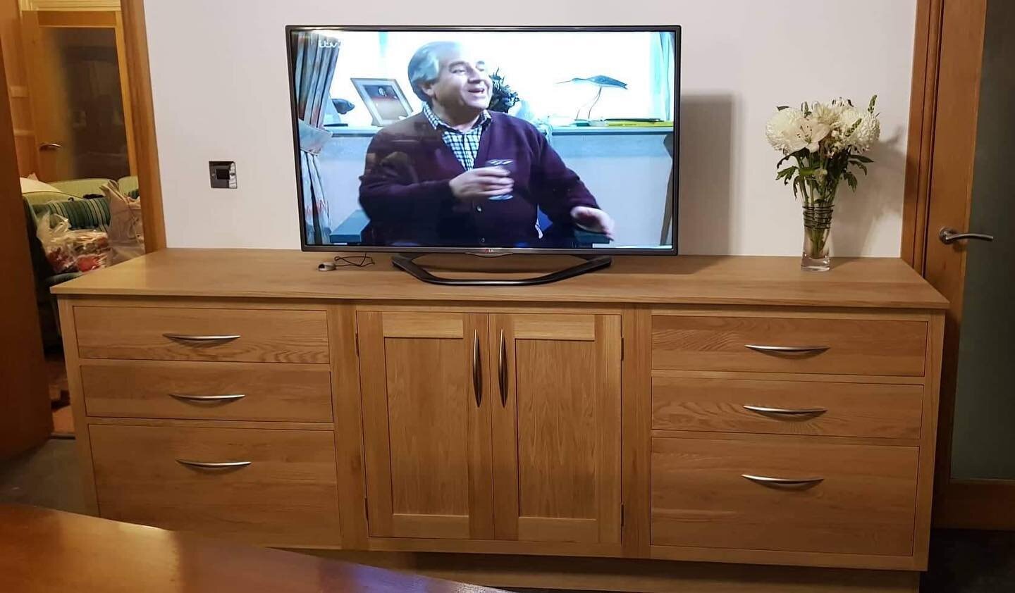 Happy Bank Holiday! 🙌🏼 

Here&rsquo;s a large Oak TV stand sent out this week for one of our customers to fit their 65&rdquo; TV stand. 

Have an enquiry or design plans to send us? Email the team today - info@framedkitchens.co.uk. 🏡 
.
#furniture