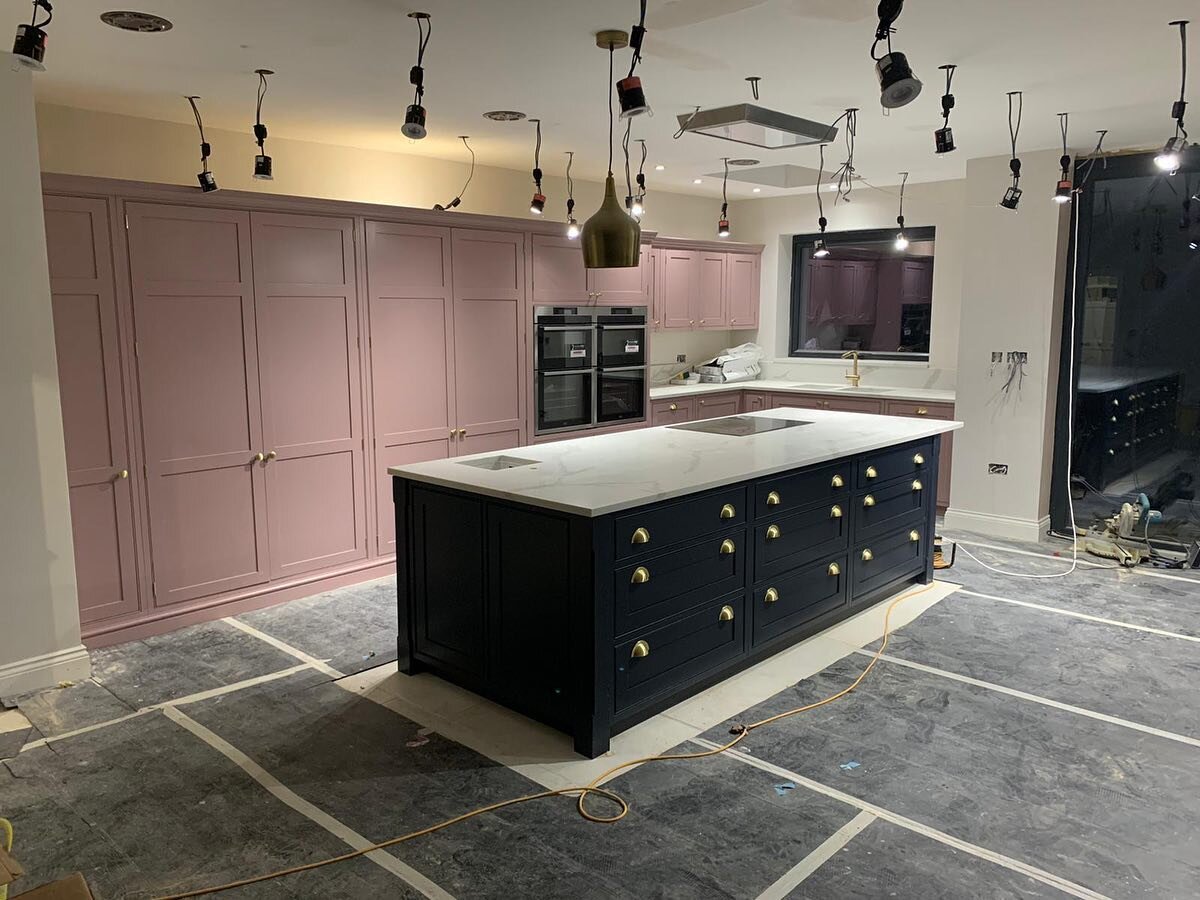 Another stunning kitchen and island installed for our client. This one is painted in @farrowandball Railings and Ball Cinder Rose. 🏡