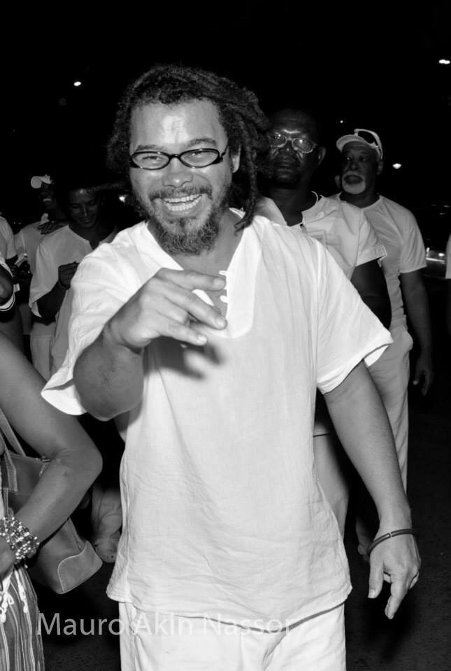 Marcus Gonçalves da Silva, aka Guellwaar Adun, has used music, writing, and socially-engaged artistic work to contribute to the vitality of contemporary Afro- Brazilian culture in his home of Salvador, Bahia, Brazil since the late 1980s.
Guellwaar i