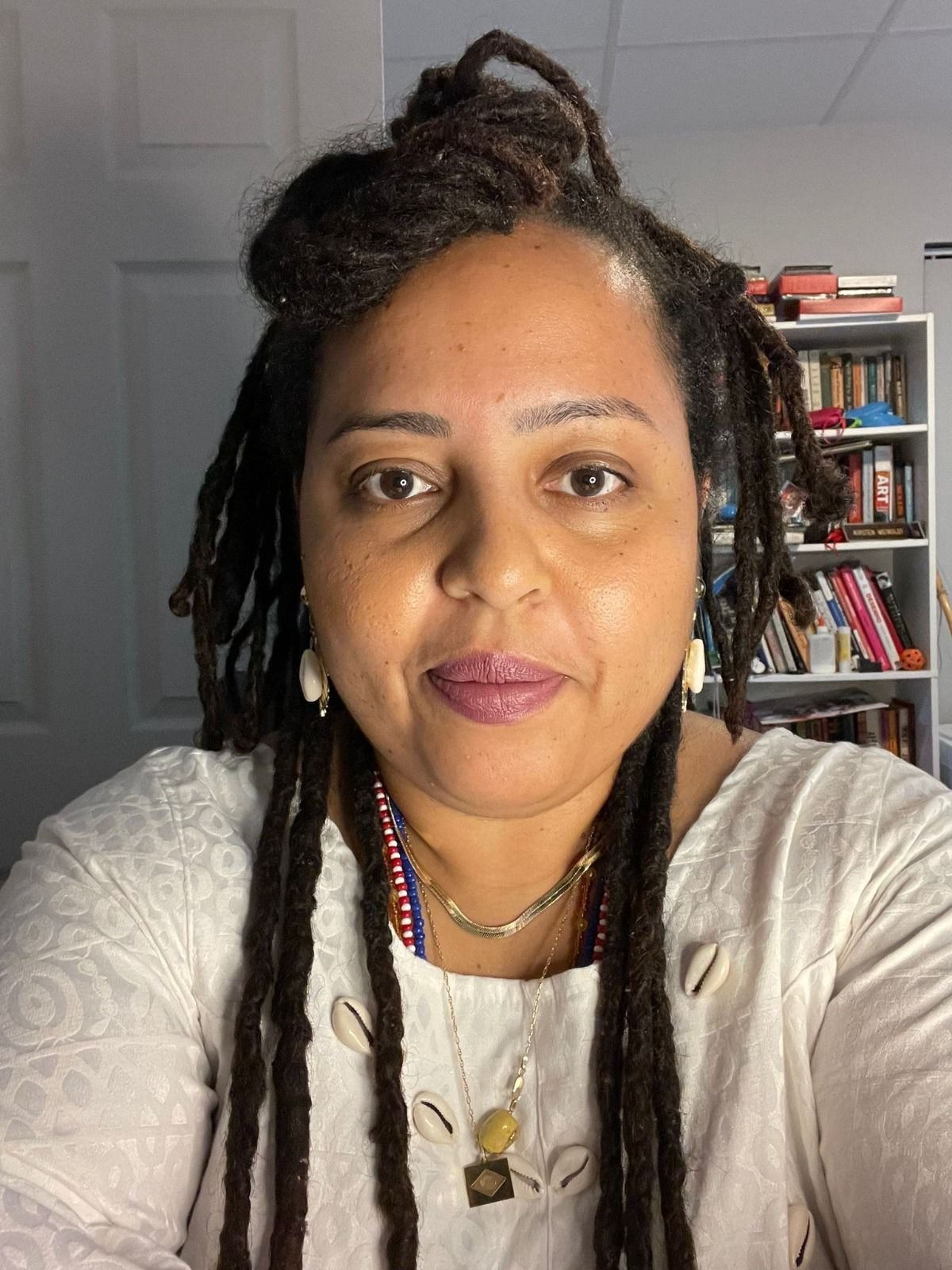 Mel Adún is a writer, journalist, and Master in Literature and Culture at the Federal University of Bahia. She is co-founder of Editora Ogum's Publishing House in Brasil. Mel Adún is the author of A Lua Cheia de Vento (children's book, 2015) and Adum