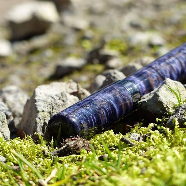 Beautiful violet tones swirl over the iridescent patterns of the &quot;Dark Magic&quot; by Bergfeder which is made out of Bird's Eye Maple. 
What do you like more, wooden pens or urushi pens?
.
.
.
.
.
#bergfeder #wood #nature #rocks #magic #violet #