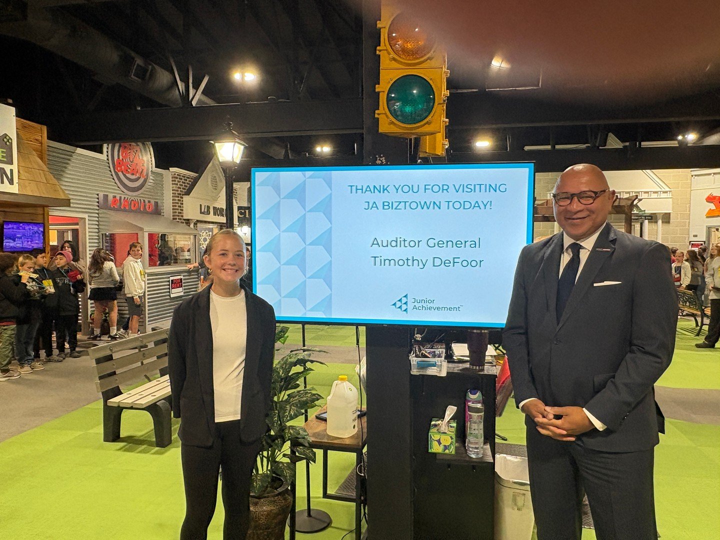 We were honored to welcome Pennsylvania Auditor General Timothy DeFoor to JA BizTown today! Students were excited to share their experiences running their businesses and learning about financial responsibility, teamwork, and leadership. Thank you for