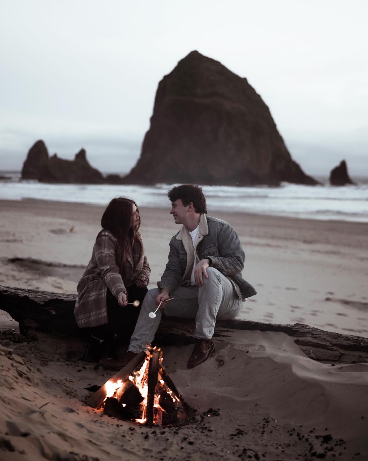 took a trip to Oregon so of course we had to take some pictures 🌲🦉🌊 we fell in love with the PNW and are dying to go back so if anyone wants to do an elopement or vow renewal please let us know✨