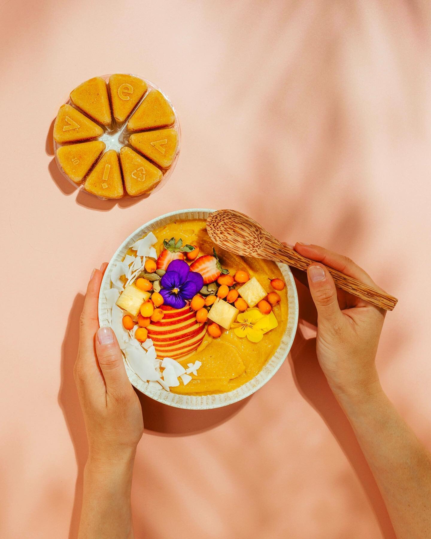 Beaucoup de travail en studio depuis quelques semaines &agrave; jouer avec les ombres pour donner une nouvelle dimension aux images. Les possibilit&eacute;s sont infinies 🌈 

Photo et stylisme pour @evivenutrition 📷 

-

#food #foodphotography #foo