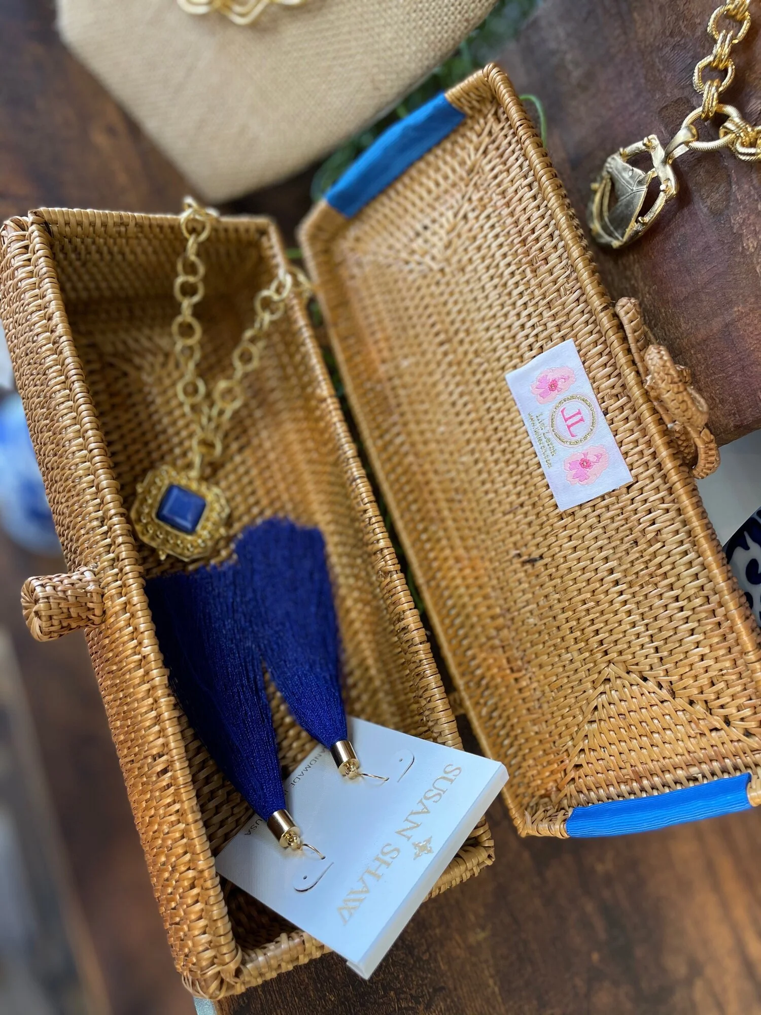 7C9F0765-8A08-414F-BB98-9478B95843E4