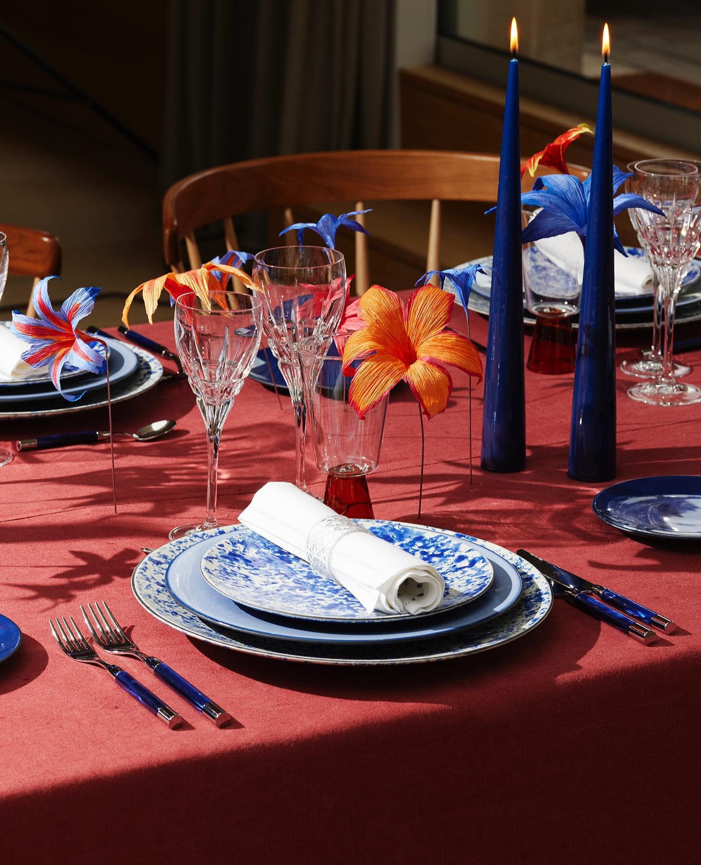 Contemporary and avant-garde&hellip; Table scenography by @studioceparis ✨ in the colors of the Bastille Day! 💙🤍❤️
.
.
Table scenography @celiajour @aurellapierre Location @hoteldepourtales Glassware @cfoc_paris Crystal glassware @cristalleriedemon