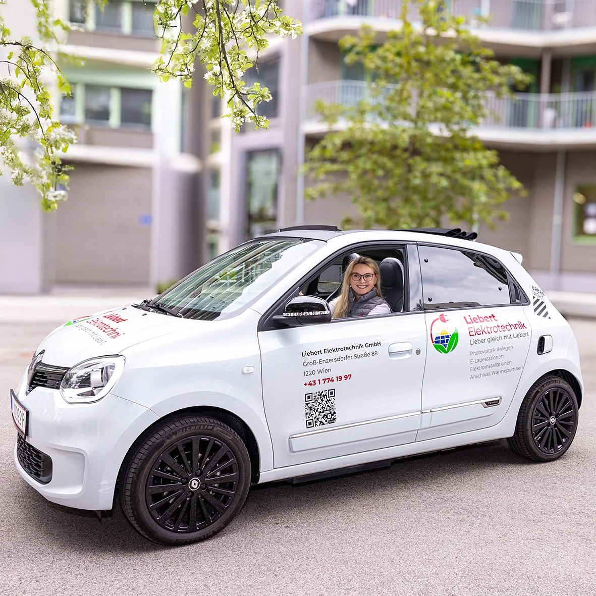 Auto mit Werbung, Frau schaut aus dem Fenster