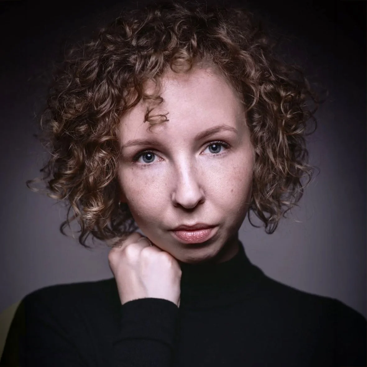 Frauen Portrat mit schwarzem Pulover