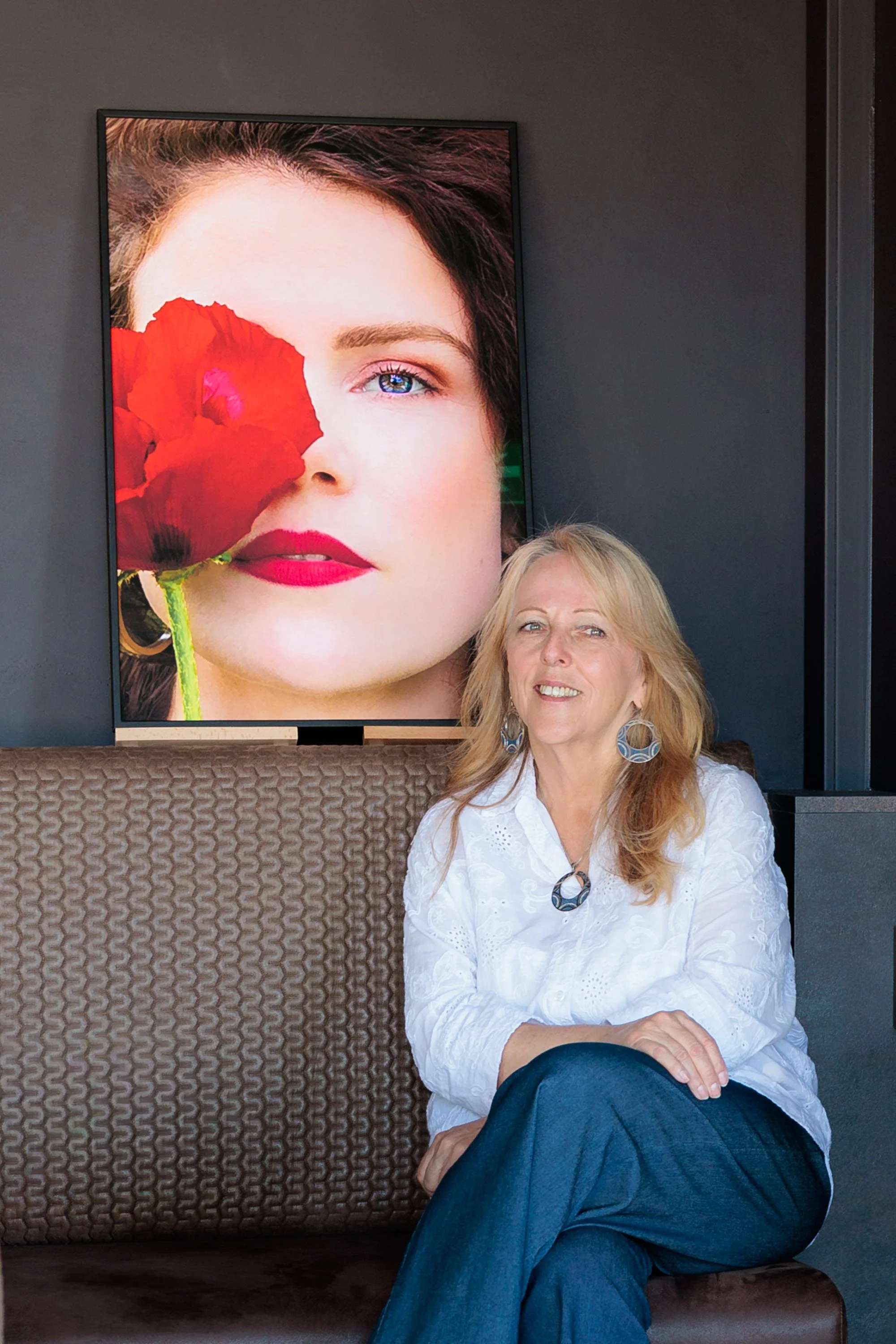 Fotografin Helga Mayer beim Kunstprojekt Kunstwandeln in Essling