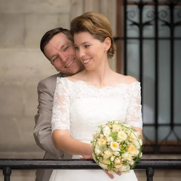 Hochzeitspaar mit Blumen in der Hand
