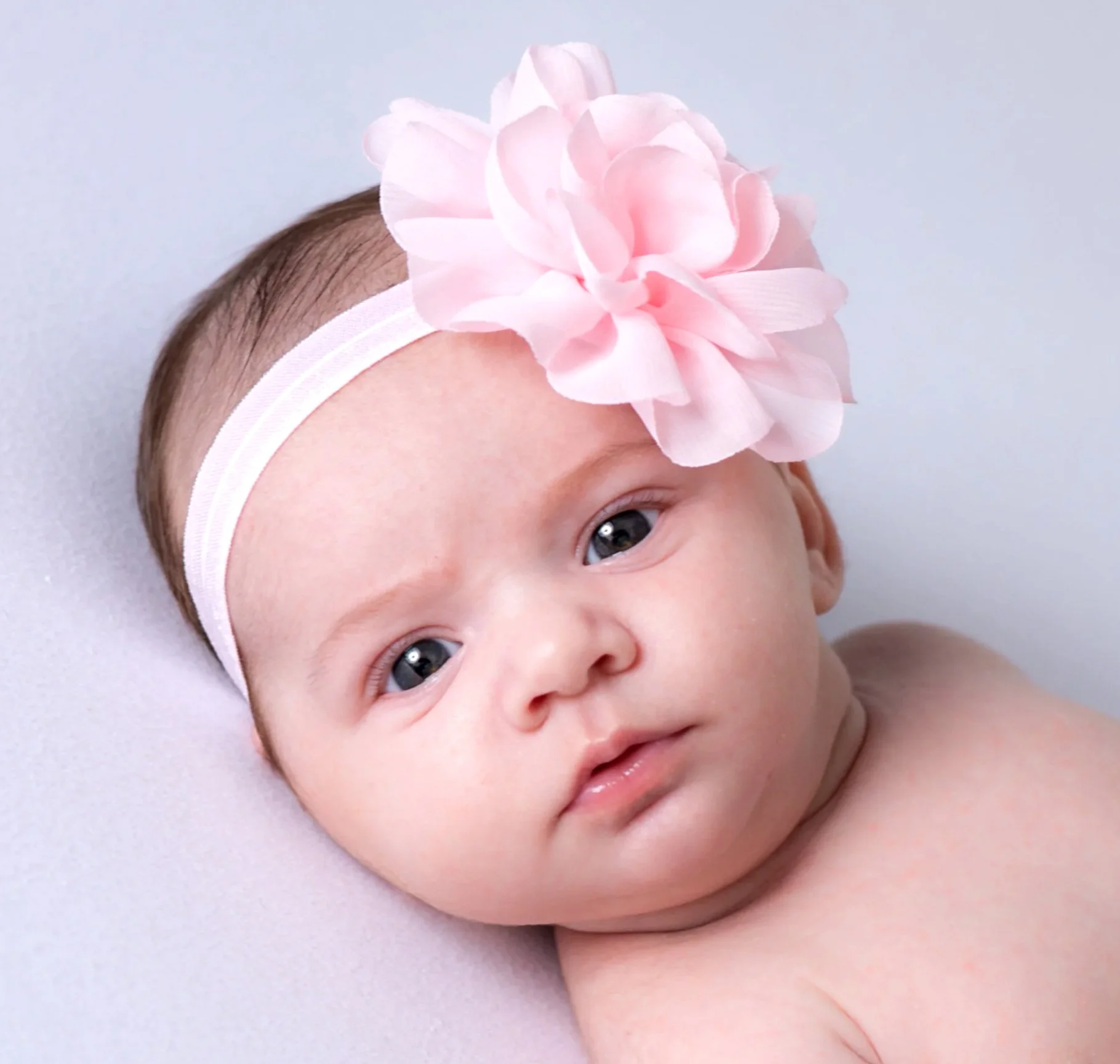 Baby mit Blume am Kopf, Mädchen