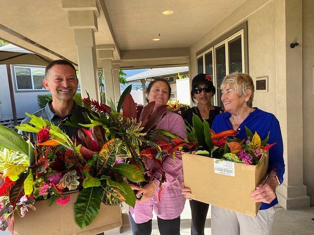 Flowers for @hospicemaui 🌺🌿 we have deep admiration and respect for all the volunteers at Hospice Maui for their devotion to end-of-life care. They embody the wisdom that we are all just walking each other home ❤️
