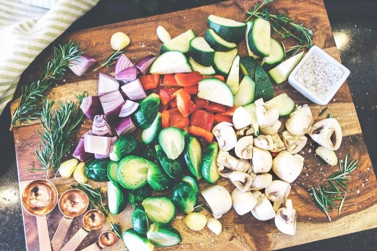meal-prep-chopped-veggies-cutting-board.jpg