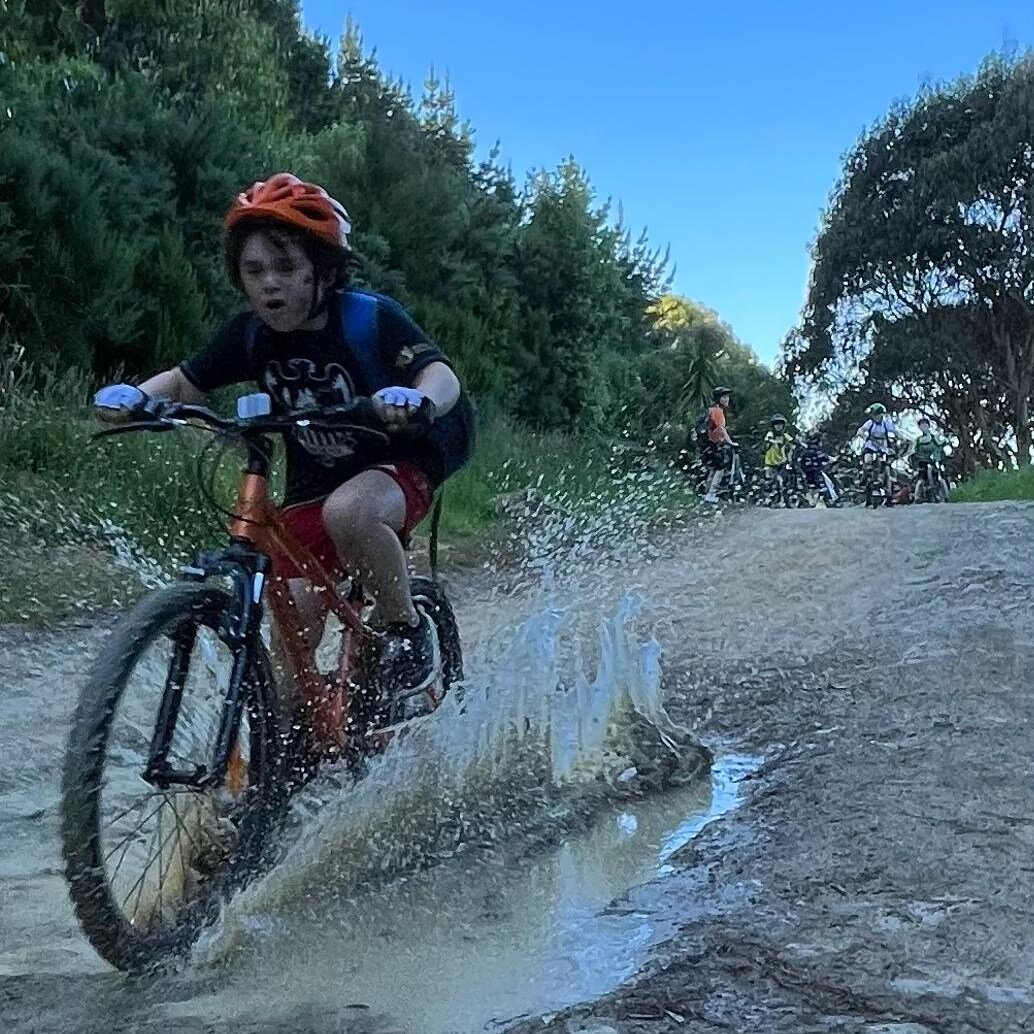 There are two types of riders.. Those that avoid the puddles and all costs, and those that make a special effort bring home a piece of the trails on their clothes to their whānau!

A thoughtful gift from the trails some might say...

#wordnz #wordwel