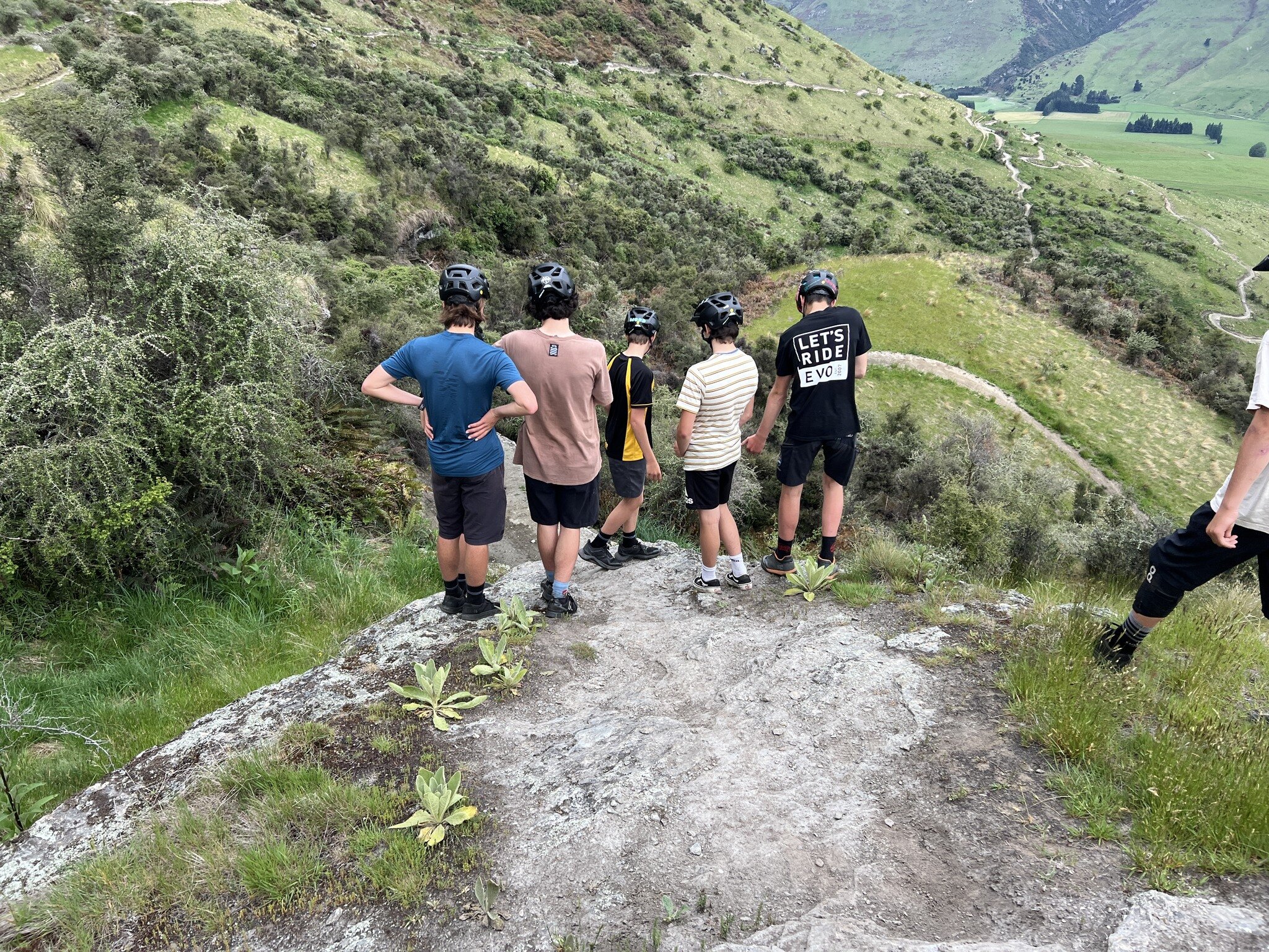 Yesterday our Wānaka teen boys smoothly picked their way down a @bikeglendhu grade 5 classic trail 'Dark Matter'. It was the first time down this trail for a few of them, and they absolutely smashed it!

It's awesome to see how the culture within thi