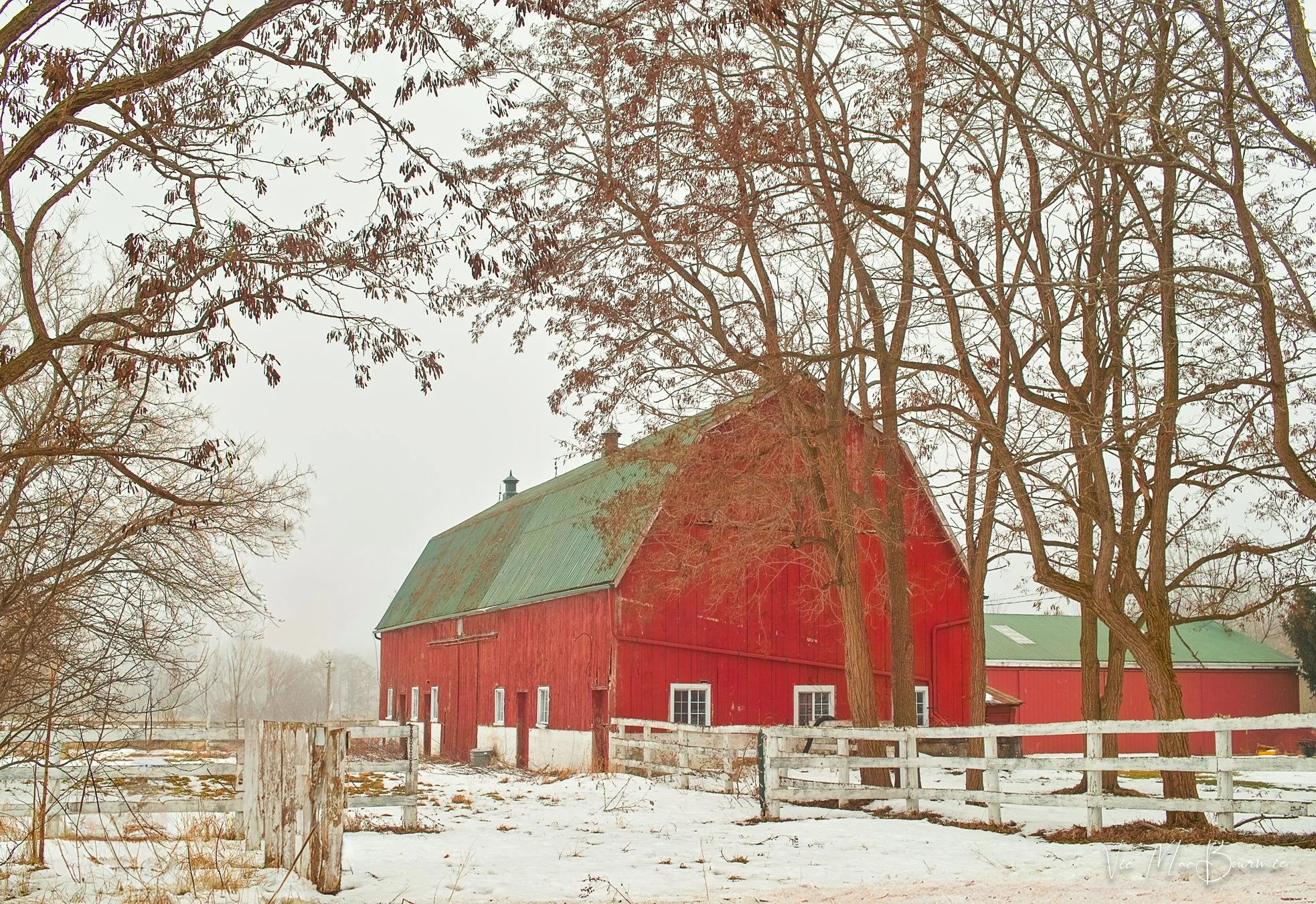 Barn in winter2. Sigma DP2: 160 sec/f7.1/ iso 100
