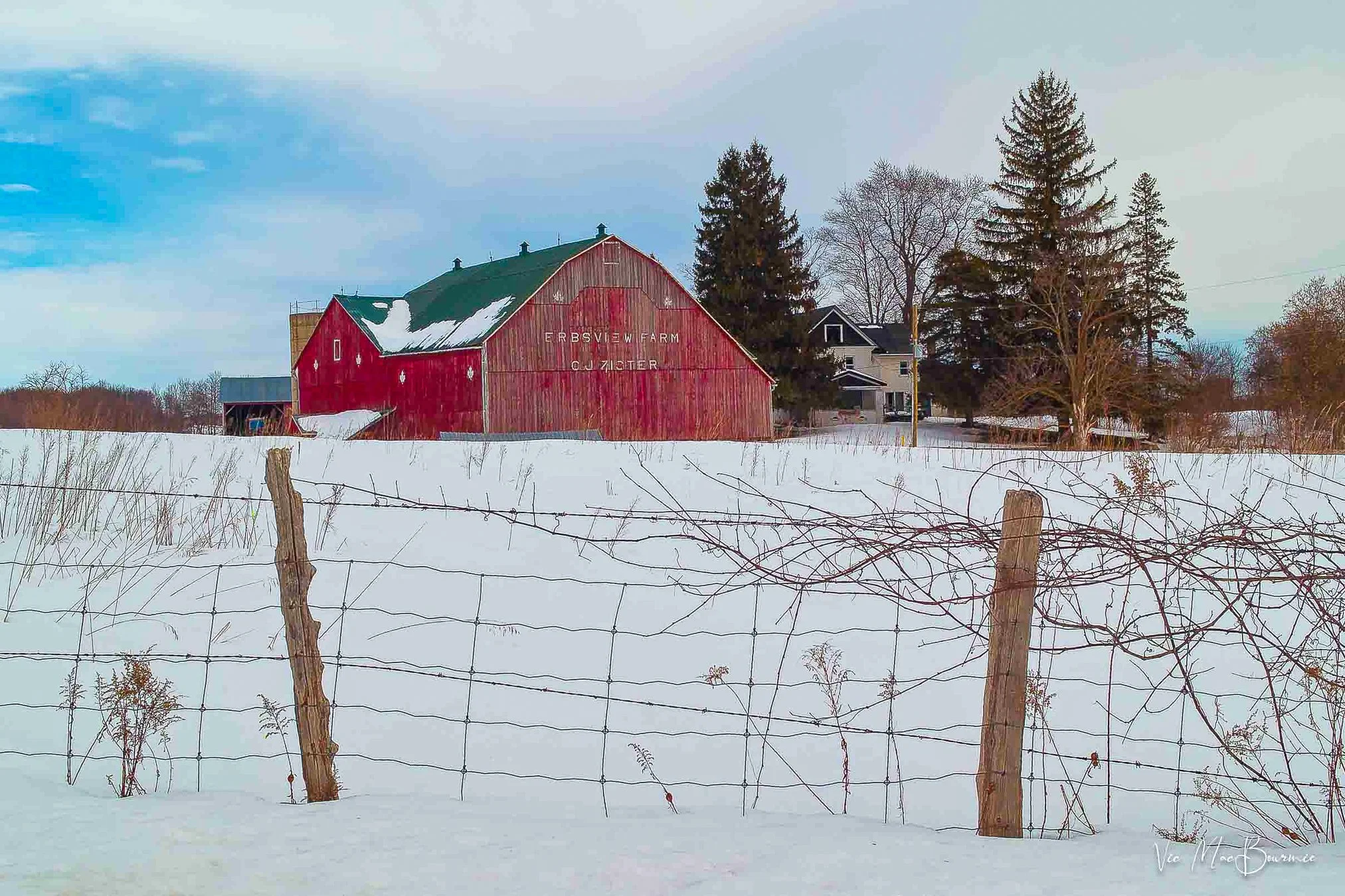 Barn and fence. Sigma DP2: 500 sec/ f8/ iso 100.