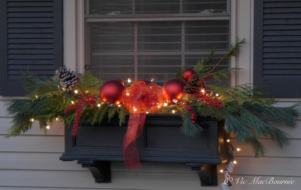 White lights and window boxes: Outdoor Christmas decorating tips ...