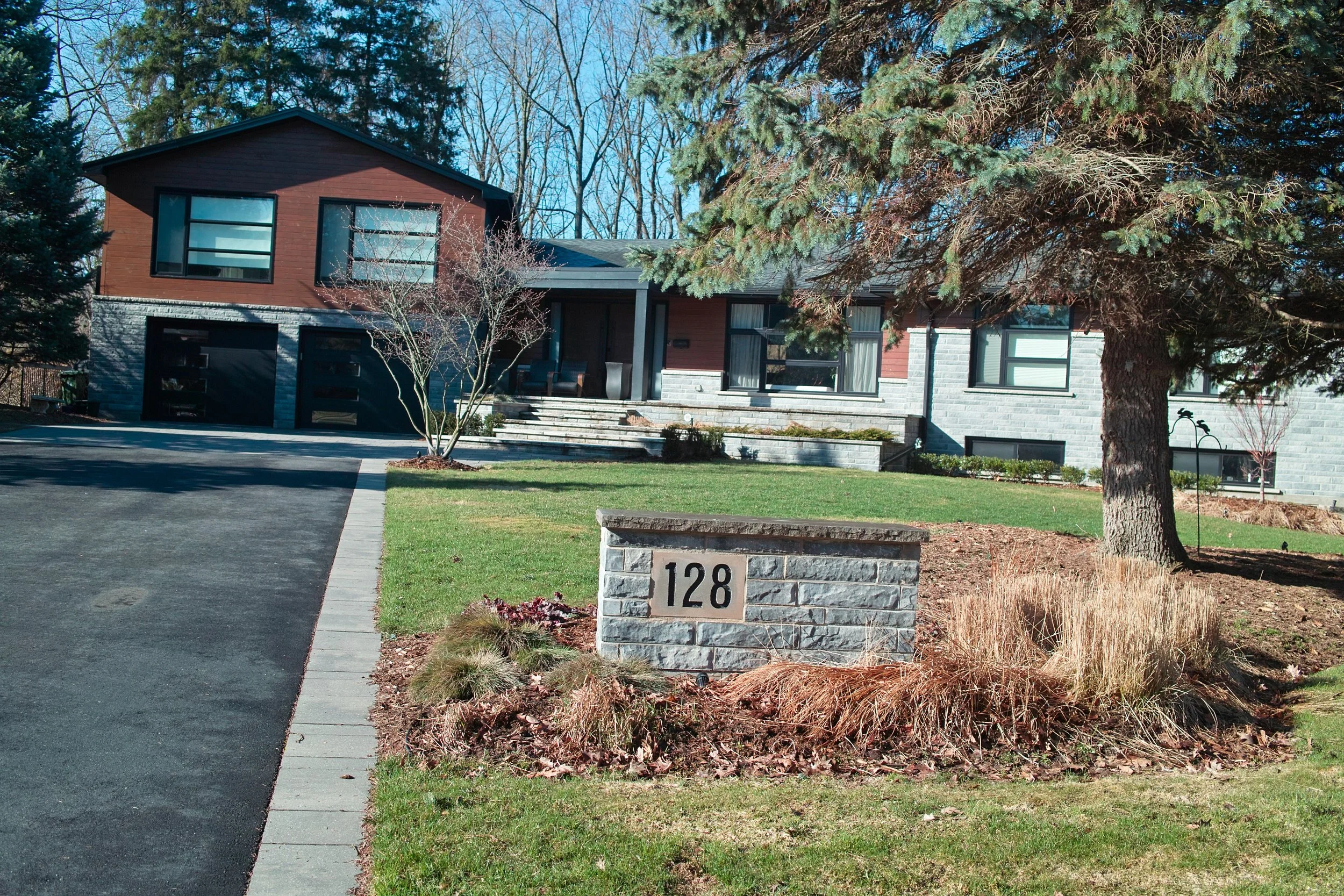 This small knee wall sits comfortably in a generous garden island