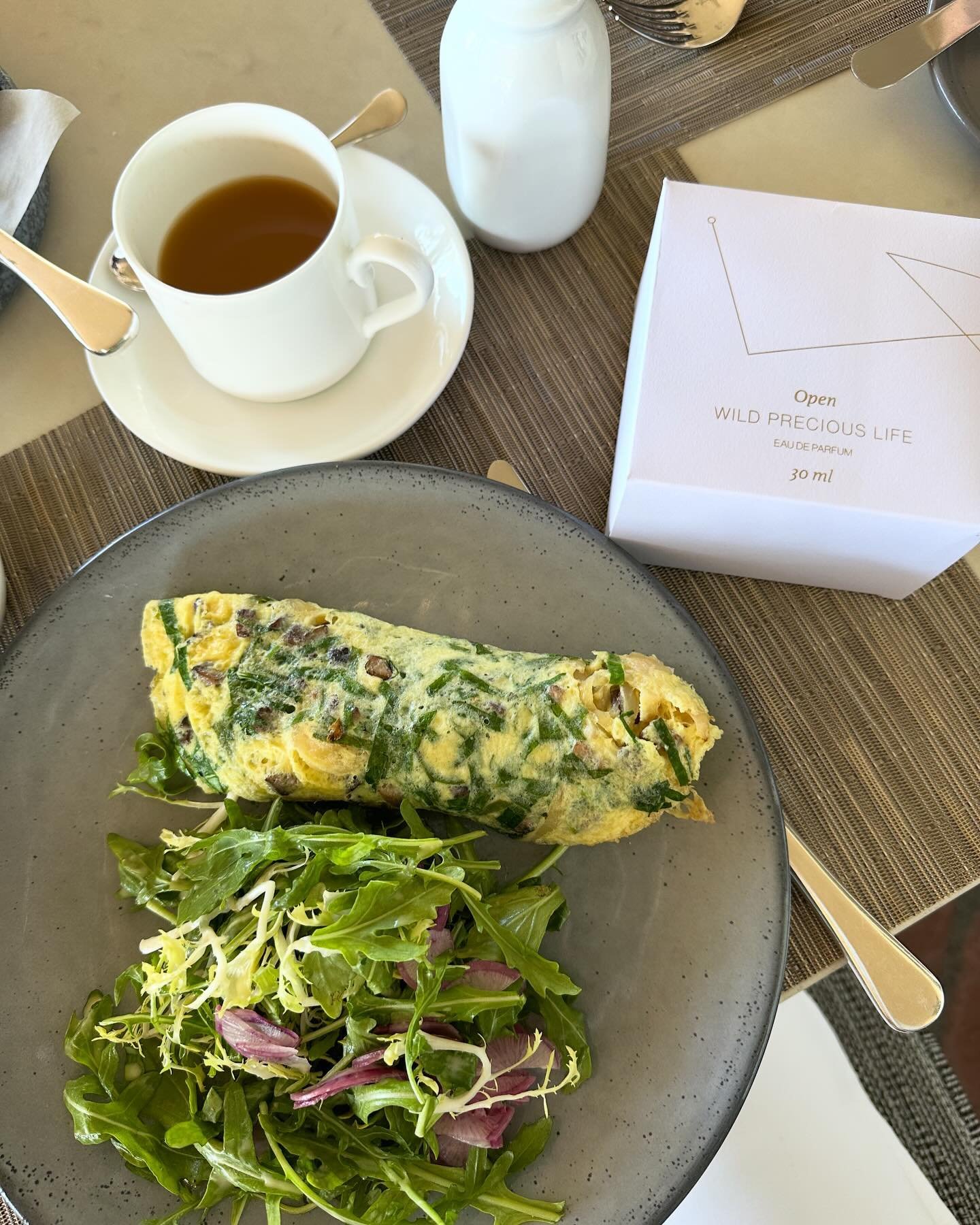 How we start our day- eggs and greens, coffee and a spritz of our essential oil based perfumes! This morning was extra special as we pow wowed with friend and sales mastermind @11thandgray @belmondelencanto. Stay tuned for some@magic we dreamed up&he
