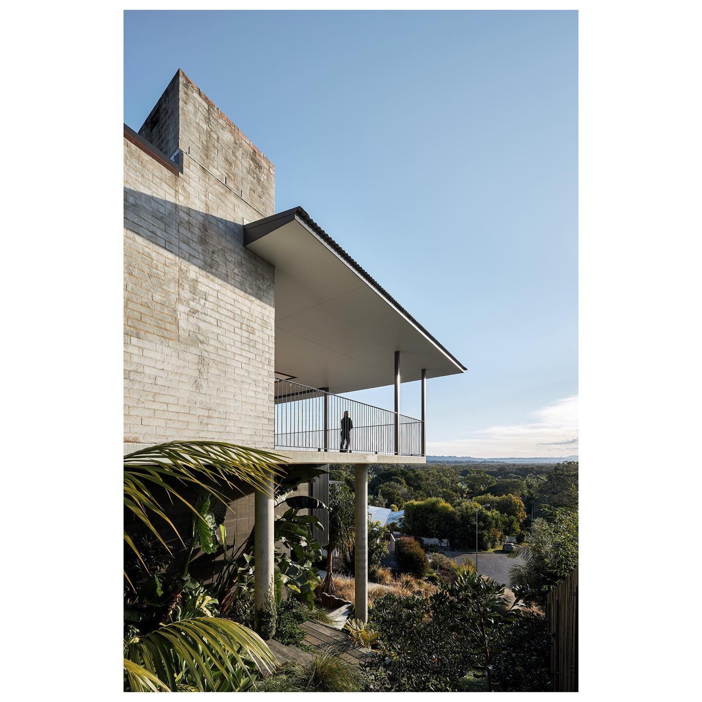 Wollumbin House 2021 with the @hga.architects crew ✌🏼Beautifully designed and built house on a steep site.

Super fun shoot. Thanks Harley, Hayley, Scotty and crew. 

🔨 @adamsconstructions 
🌱 @fig_landscapes 

#hgaarchitects #byronbay #australiana