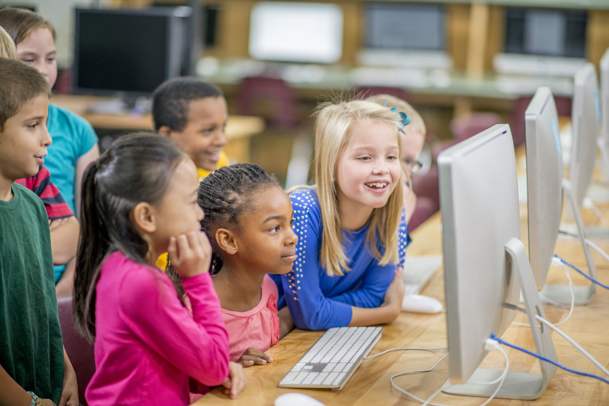 Компьютер дети школа. Компьютер в школе. Дети за компьютером в школе. Дети в компьютерном классе. Дети ученики.