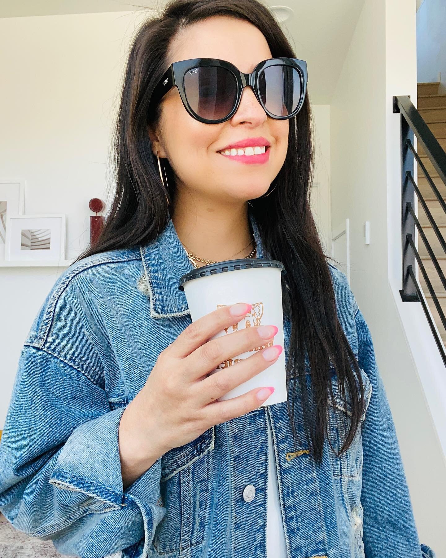 How was your weekend? 👋🏽☀️
Any day I can wear sunglasses I&rsquo;m happy. 😎
1. My nail place is next to a good coffee place. Win win for me. #newnails
2. Woke up to a new leaf. I&rsquo;ve become that plant person that has to share the news with ev