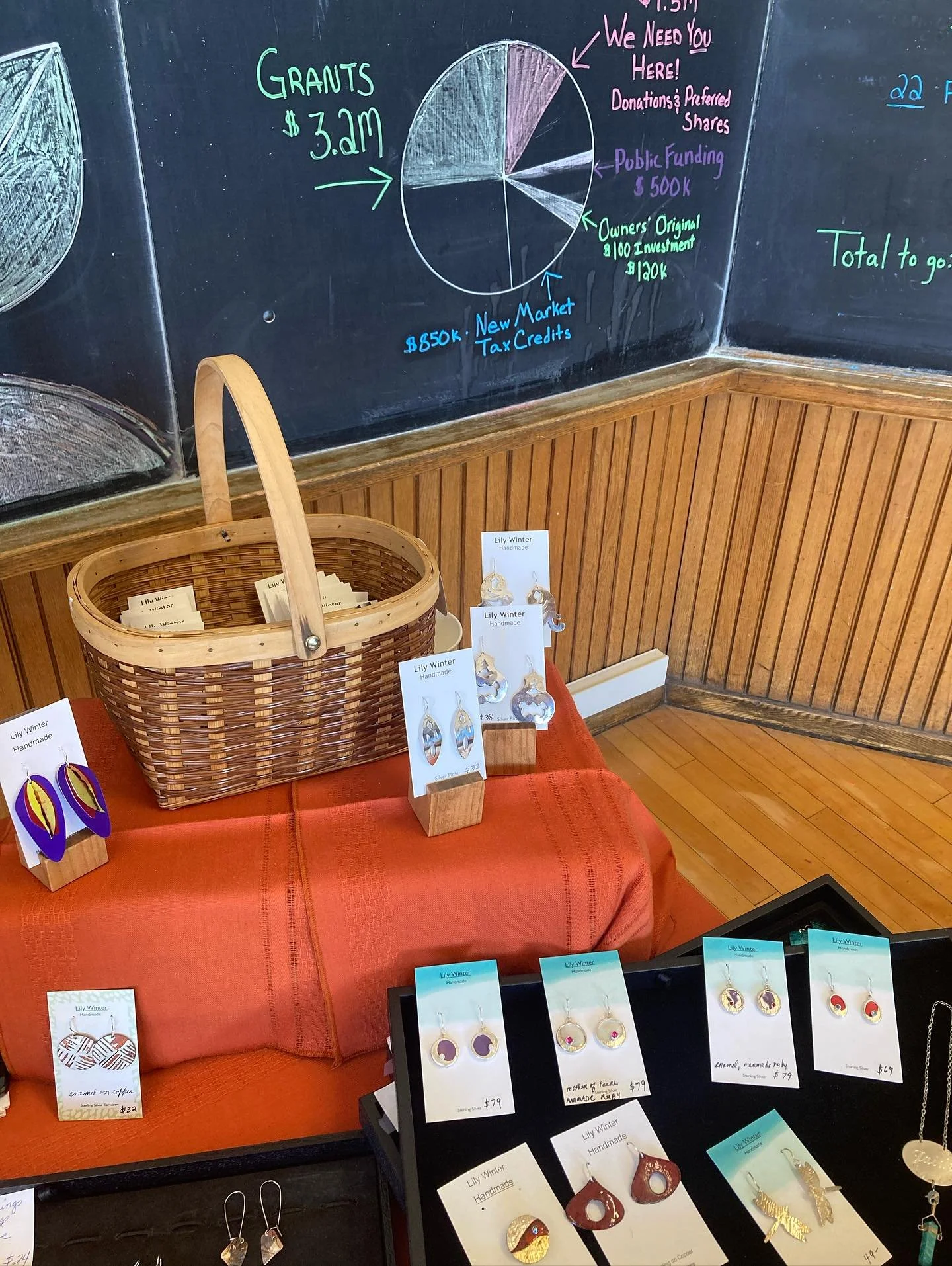 @lilywinterjewelry is here and set up with her hand made jewelry! Gluten free pumpkin bars, Timber Sweet apples from the farmers' market, and apple cider are waiting for you to devour 🤤🤤