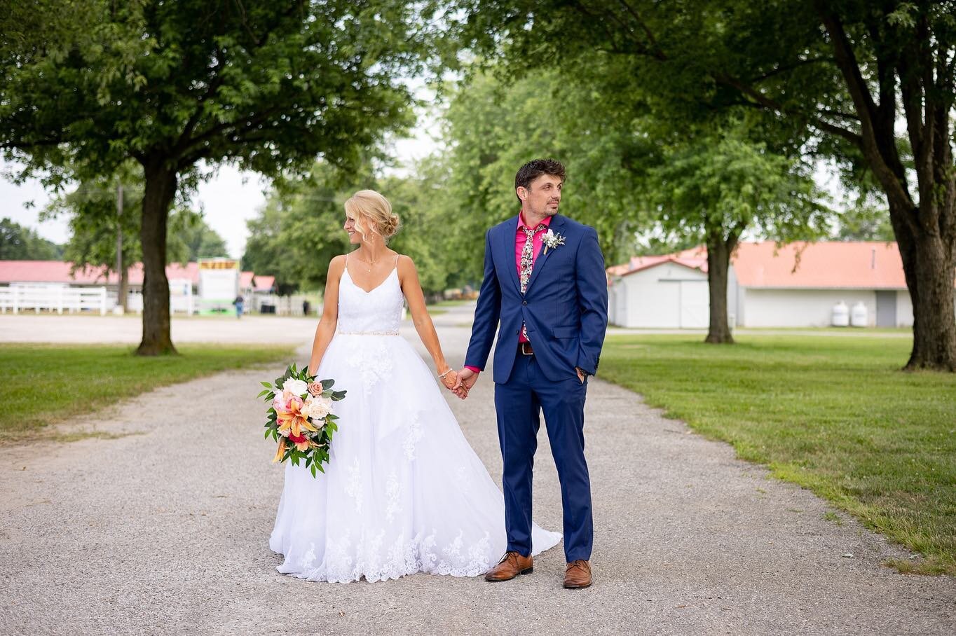 They met coaching track and decided to run the rest of life together! They&rsquo;re off to a great start. 🥰

#hartfordfair #lewiscenterphotographer #centralohioweddings #runningtrack #runningtogether #coacheblinx2