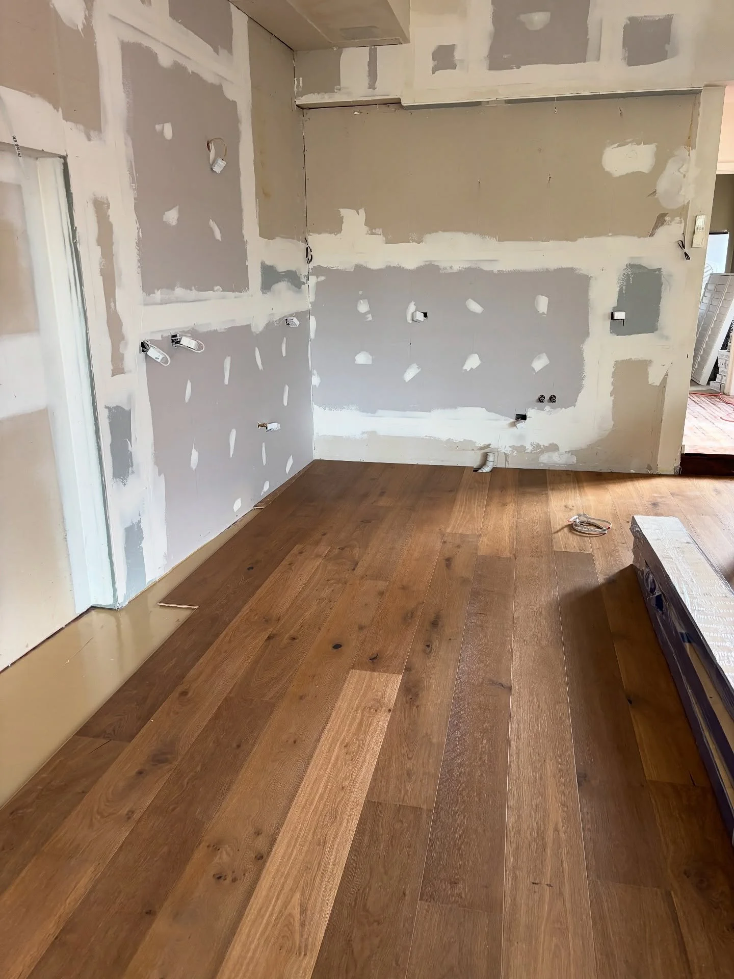 TIMBER PROJECT IN PROGRESS ❤️
We are loving this Timber Flooring job in progress, it&rsquo;s going to look amazing. Cascada in colour Rockwall Oak by Premium @quickstepfloors. Stay tuned for more pics on completion this week. #timber #flooring #cambe